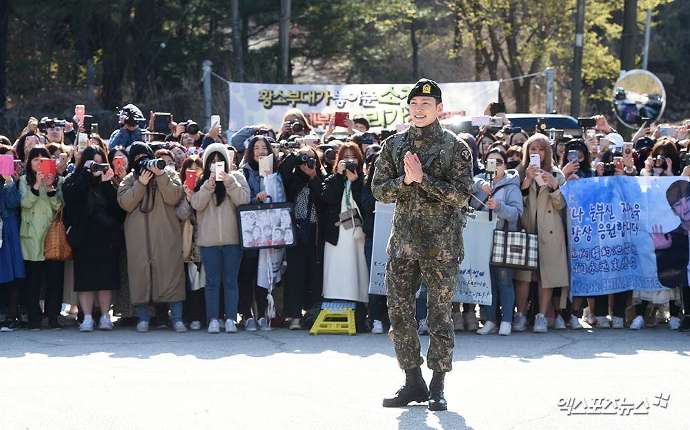 Ji Chang Wook xuất ngũ trong sự chào đón nồng nhiệt của fan