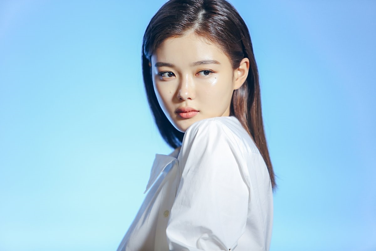 Kim Yoo Jung đẹp choáng hồn trong bộ ảnh quảng cáo mới