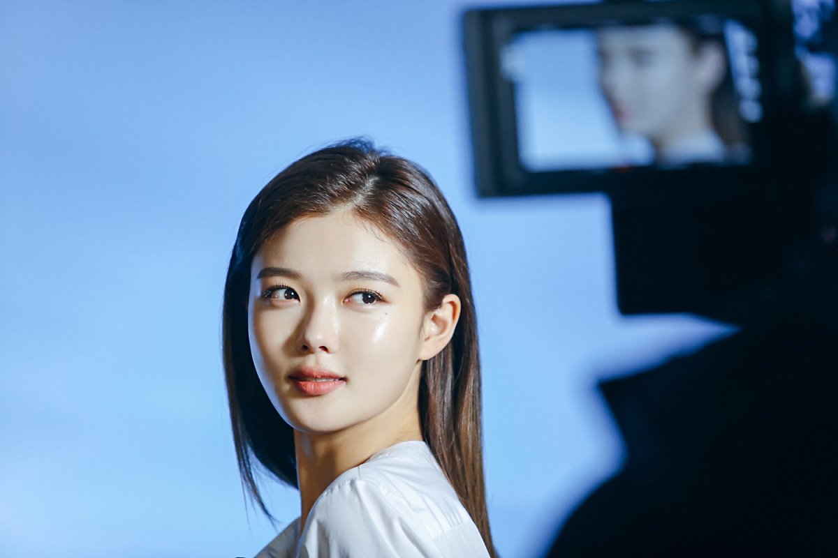 Kim Yoo Jung đẹp choáng hồn trong bộ ảnh quảng cáo mới