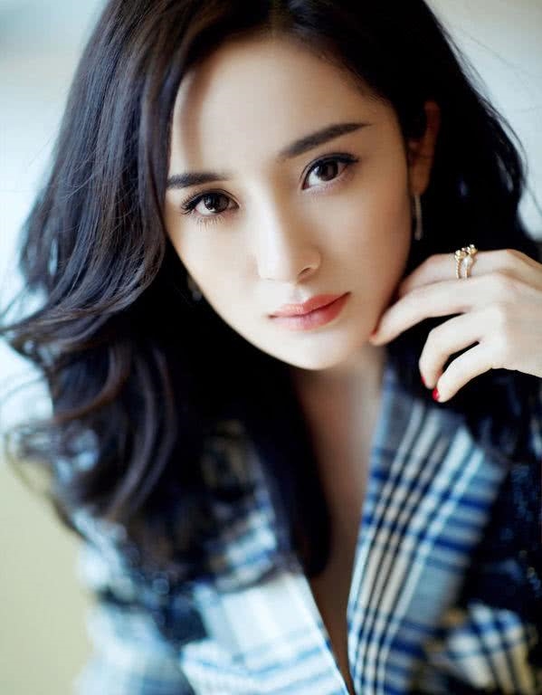 Dương Mịch bị nhân viên tố chảnh chọe, tỏ thái độ với mọi người