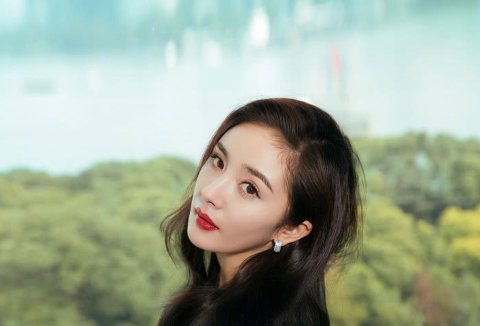 Dương Mịch bị nhân viên tố chảnh chọe, tỏ thái độ với mọi người