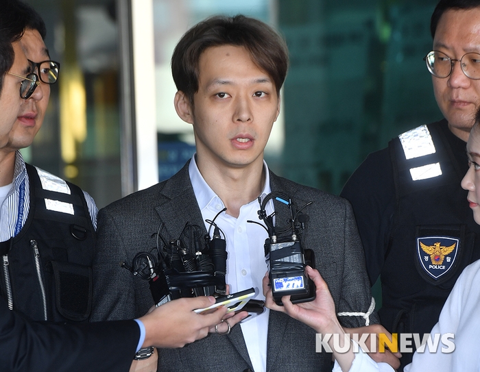 Park Yoo Chun xin lỗi vì đã nói dối trước khi bị áp giải tới tòa án