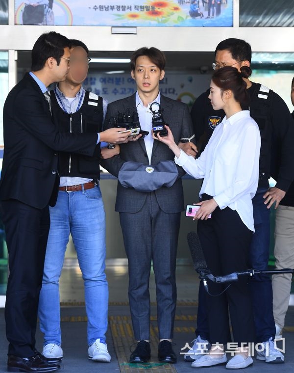 Park Yoo Chun xin lỗi vì đã nói dối trước khi bị áp giải tới tòa án