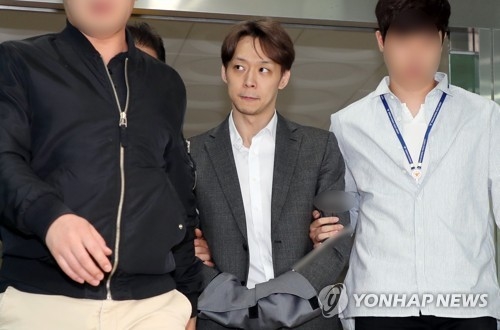 Park Yoo Chun xin lỗi vì đã nói dối trước khi bị áp giải tới tòa án