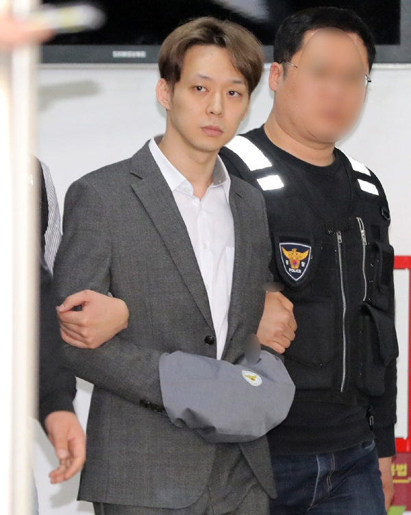 Park Yoo Chun xin lỗi vì đã nói dối trước khi bị áp giải tới tòa án