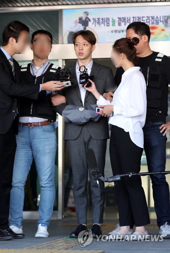 Park Yoo Chun xin lỗi vì đã nói dối trước khi bị áp giải tới tòa án