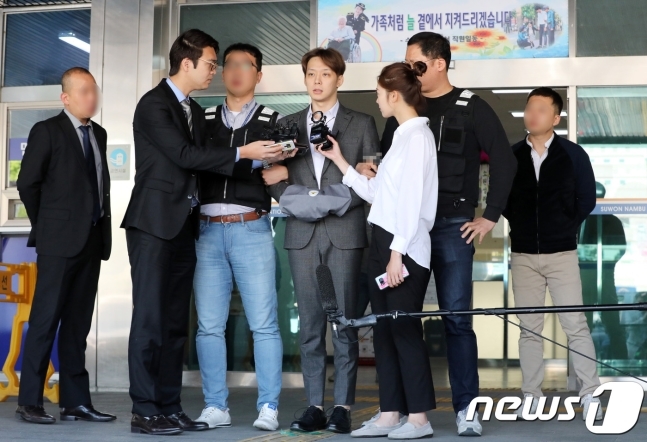 Park Yoo Chun xin lỗi vì đã nói dối trước khi bị áp giải tới tòa án