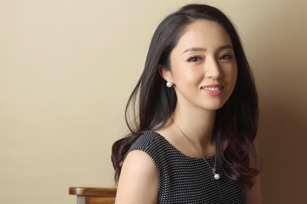 Sau scandal của chồng, Đổng Tuyền chật vật chạy show bán quần áo