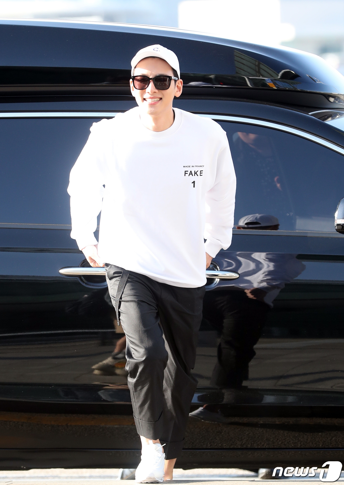 Ji Chang Wook điển trai thời thượng xuất ngoại lần đầu hậu xuất ngũ