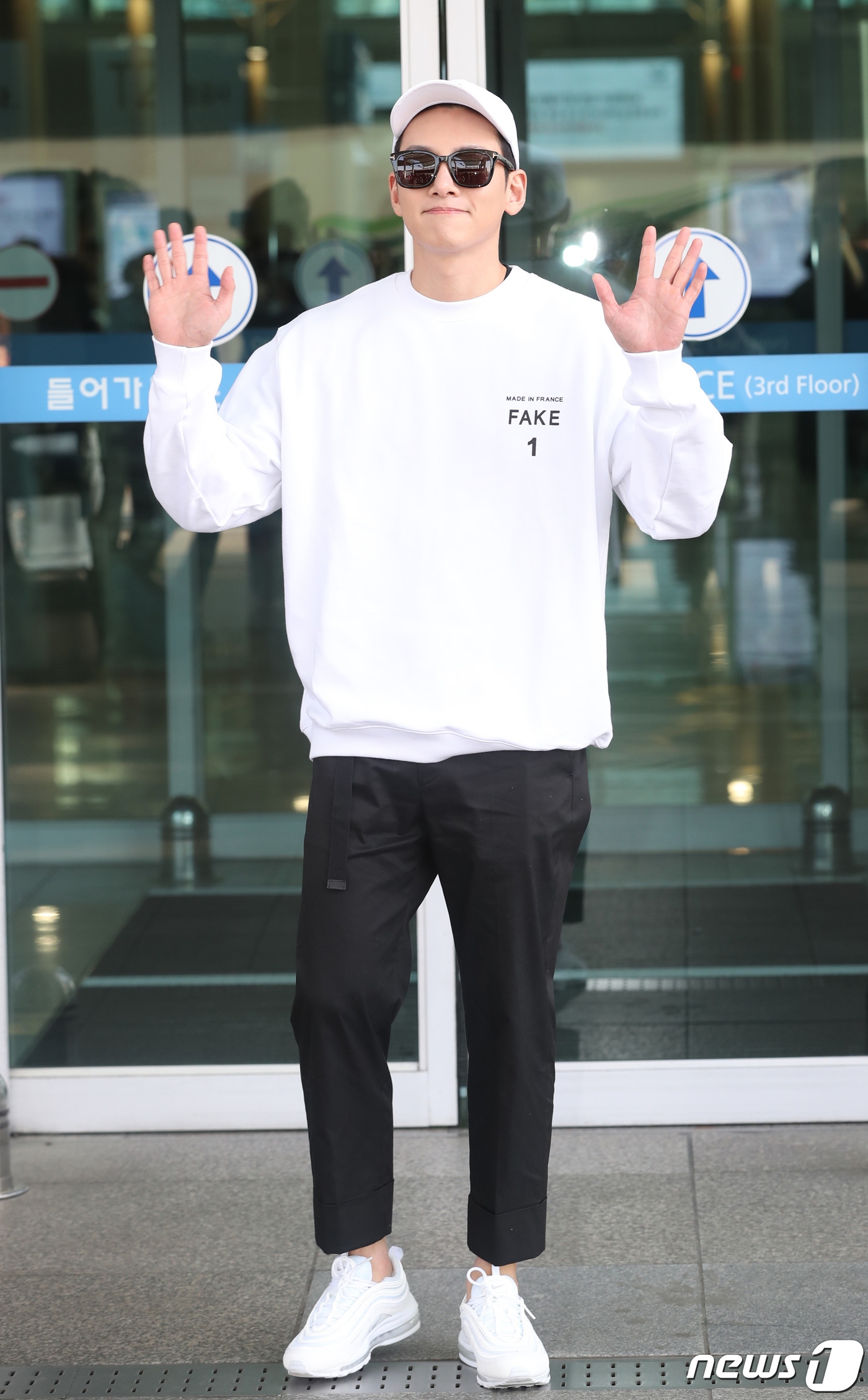 Ji Chang Wook điển trai thời thượng xuất ngoại lần đầu hậu xuất ngũ