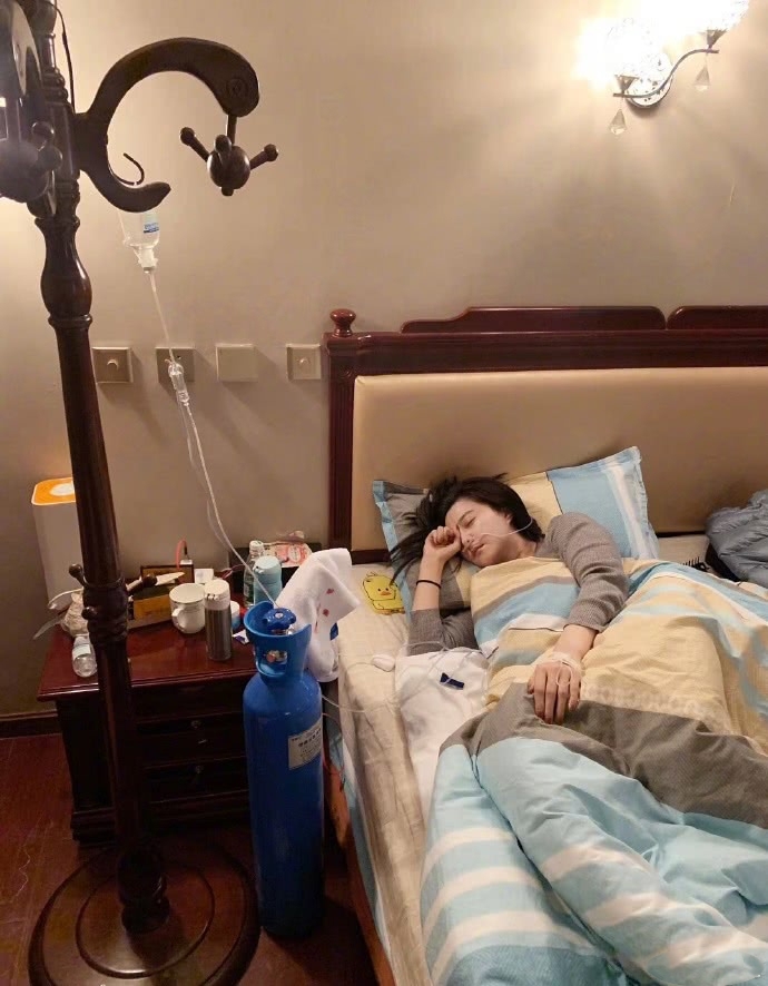 Vừa tái xuất Phạm Băng Băng phải cấp cứu vì bệnh tật