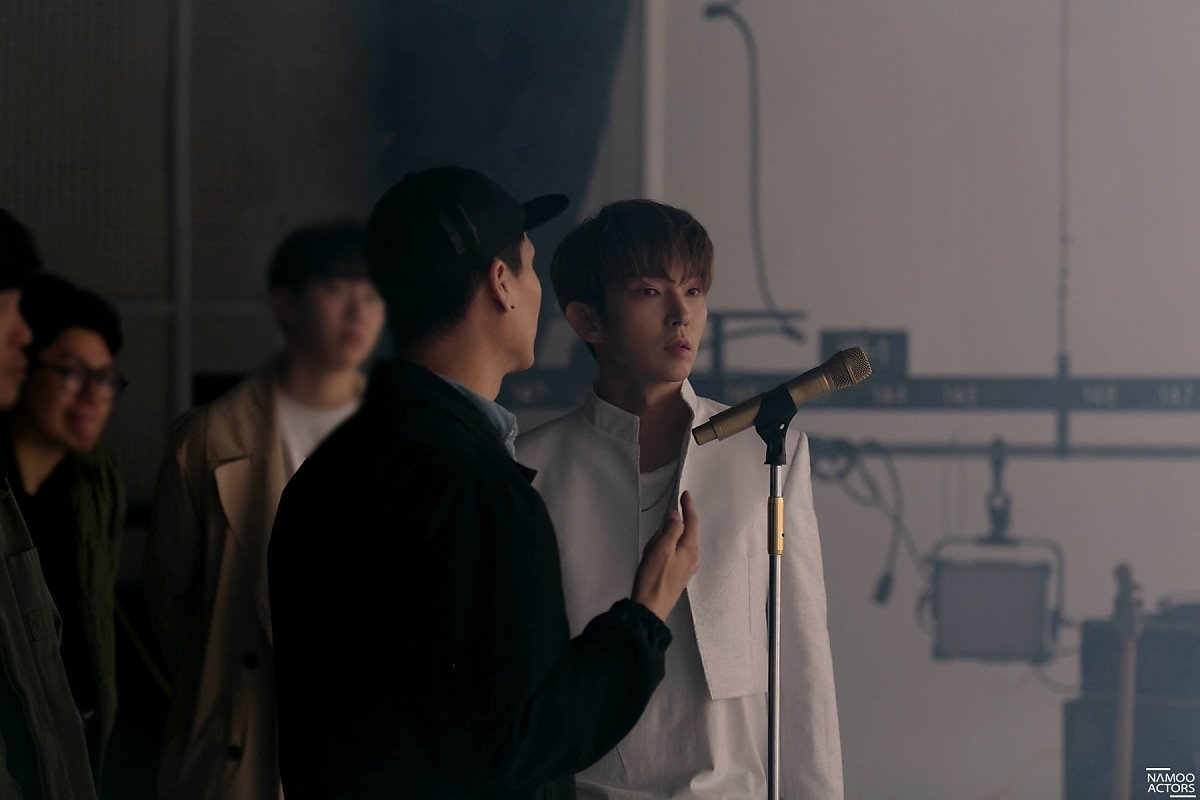 Lee Jun Ki tung bộ ảnh đẹp như thần tiên trong hậu trường quay MV mới