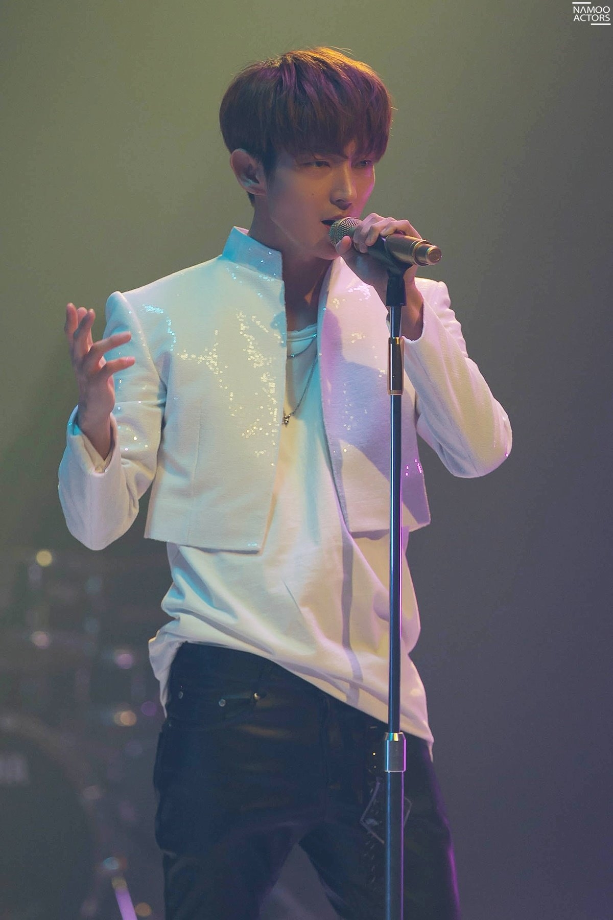 Lee Jun Ki tung bộ ảnh đẹp như thần tiên trong hậu trường quay MV mới