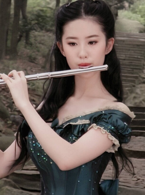 Lưu Diệc Phi lại gây bão mạng vì loạt ảnh cũ xinh đẹp như công chúa