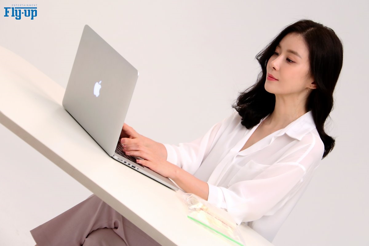 Lee Bo Young tung bộ ảnh mới sau 3 tháng sinh con thứ hai