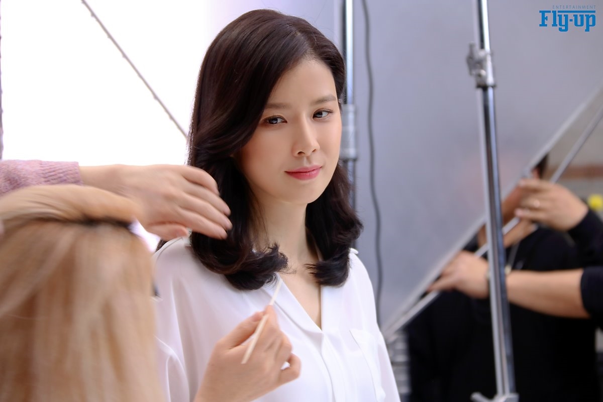 Lee Bo Young tung bộ ảnh mới sau 3 tháng sinh con thứ hai