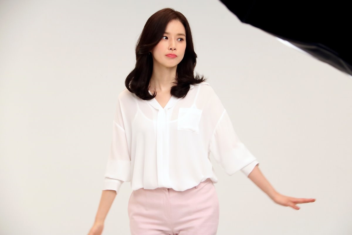 Lee Bo Young tung bộ ảnh mới sau 3 tháng sinh con thứ hai