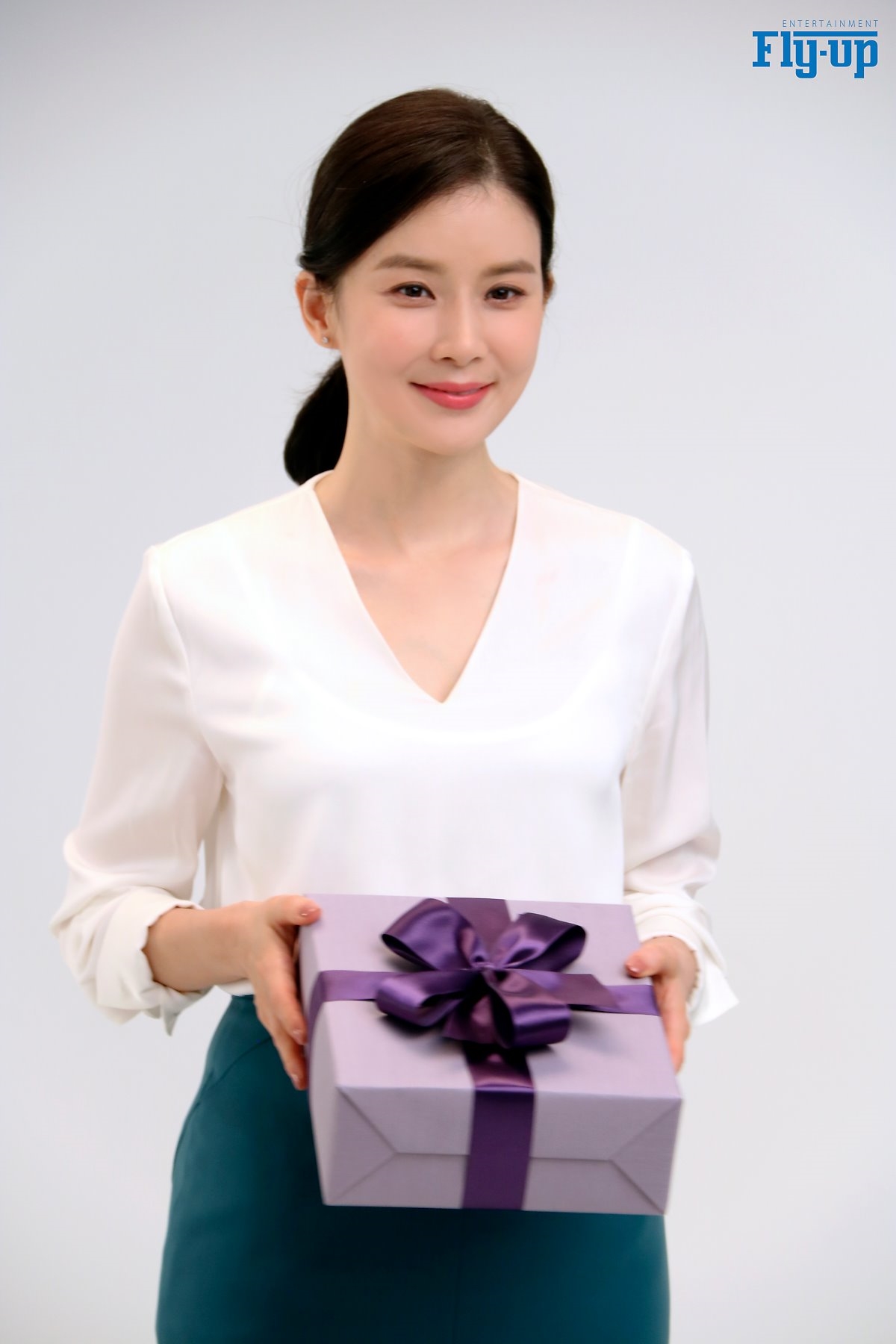 Lee Bo Young tung bộ ảnh mới sau 3 tháng sinh con thứ hai