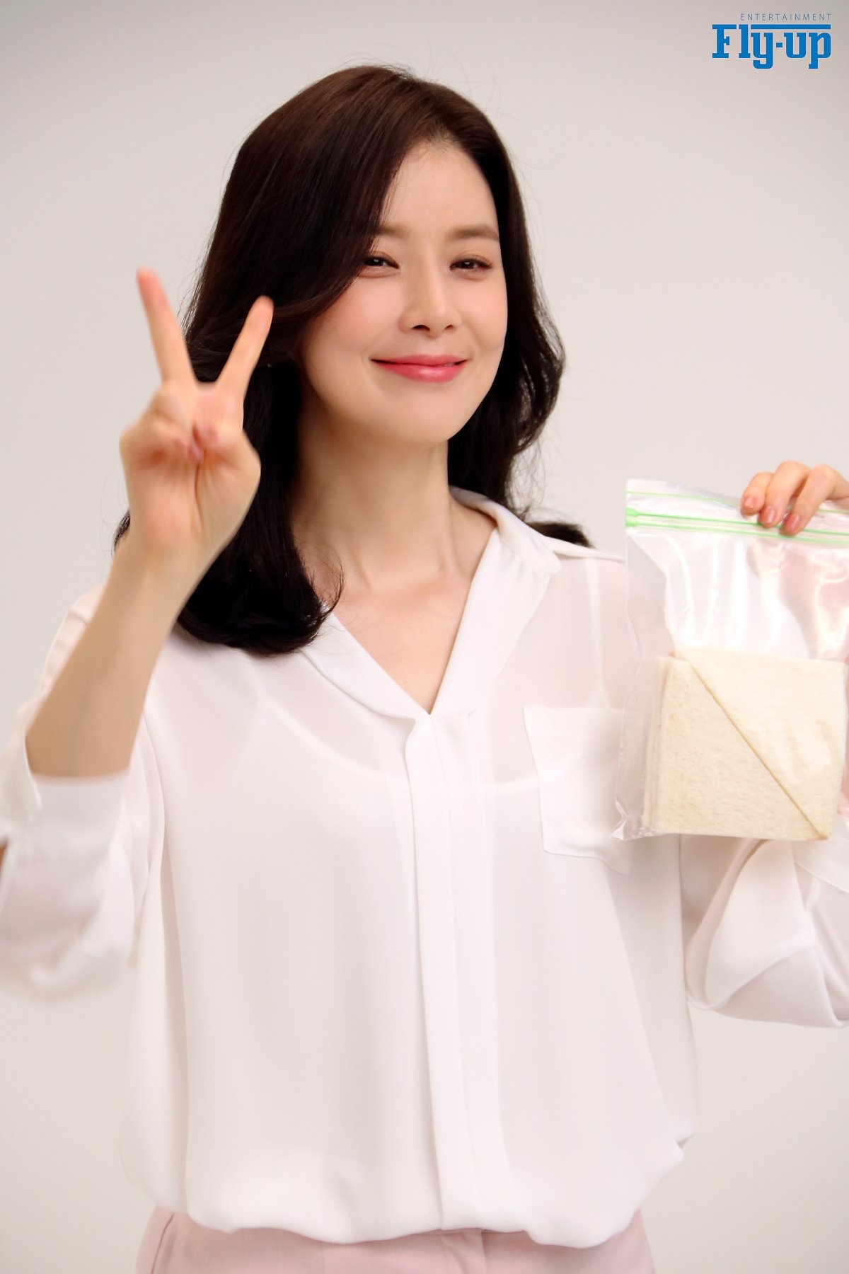 Lee Bo Young tung bộ ảnh mới sau 3 tháng sinh con thứ hai