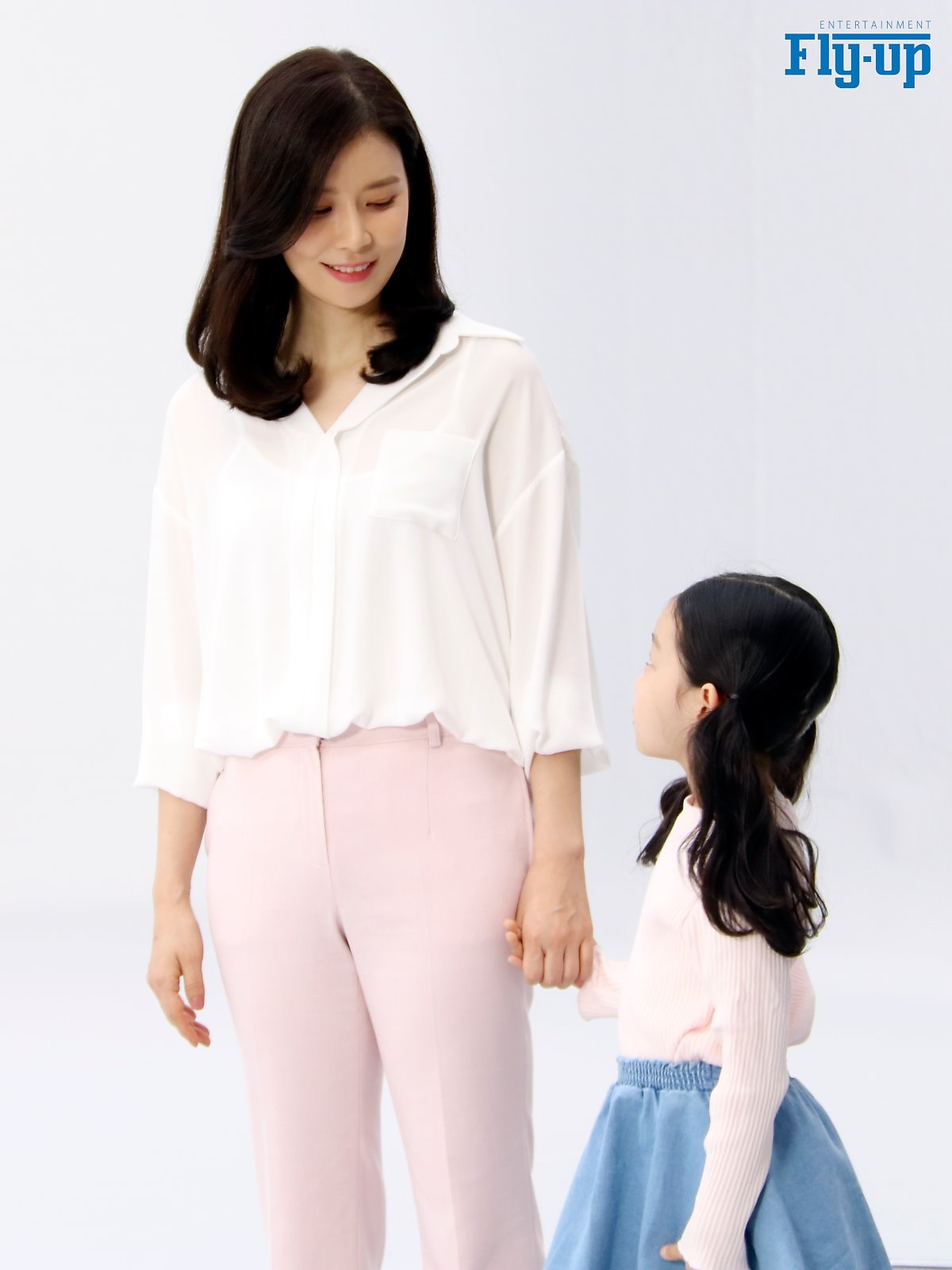 Lee Bo Young tung bộ ảnh mới sau 3 tháng sinh con thứ hai