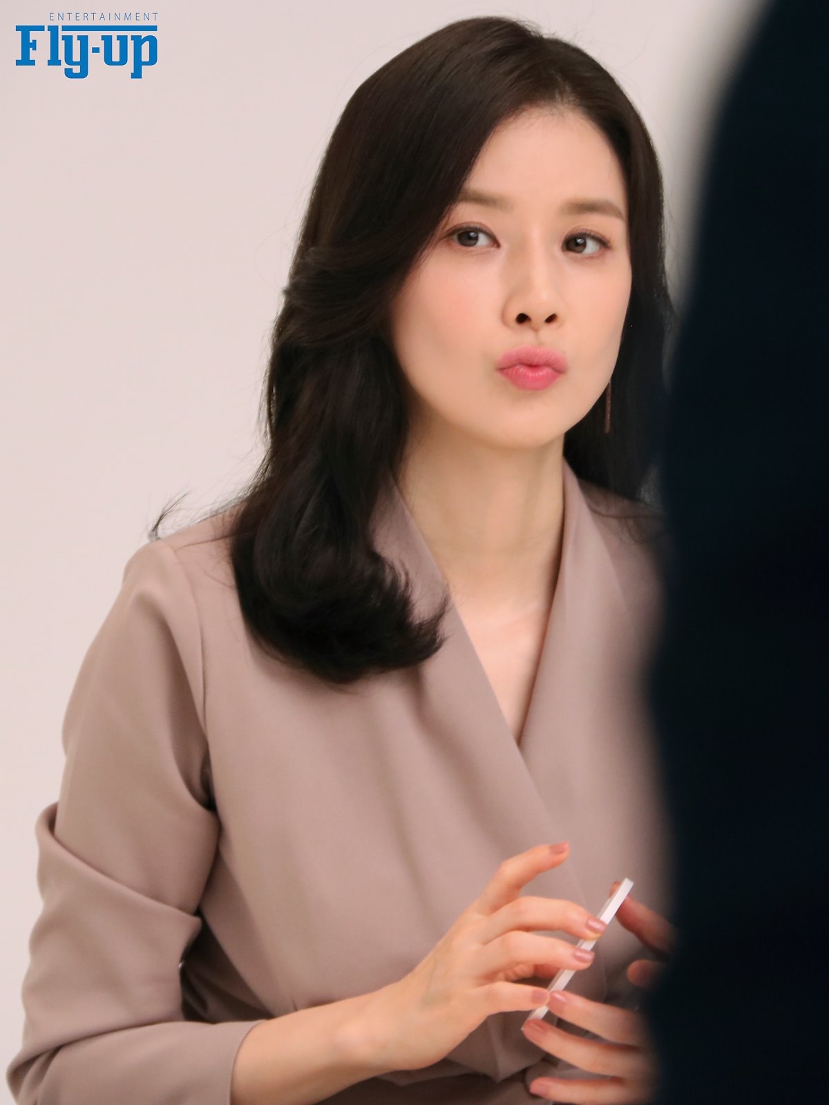 Lee Bo Young tung bộ ảnh mới sau 3 tháng sinh con thứ hai