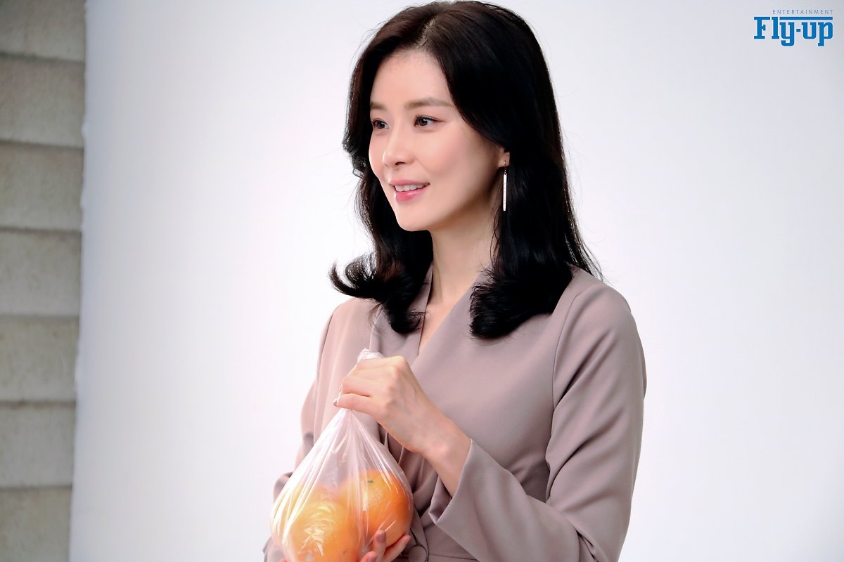 Lee Bo Young tung bộ ảnh mới sau 3 tháng sinh con thứ hai