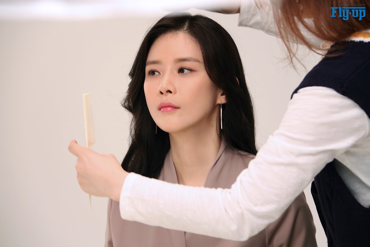 Lee Bo Young tung bộ ảnh mới sau 3 tháng sinh con thứ hai