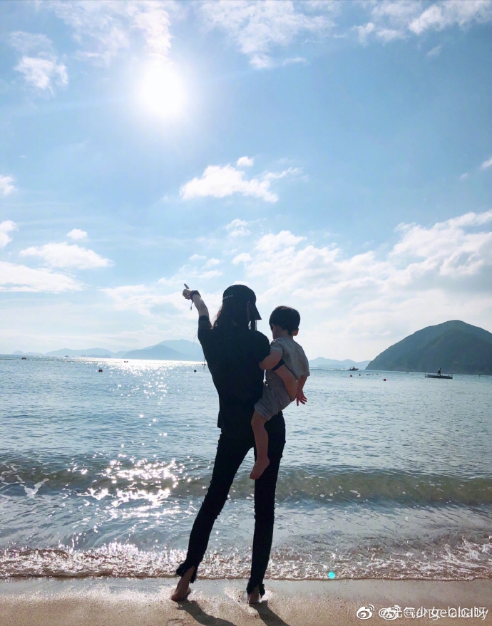 AngelaBaby lại gây bão khi bế con trai Bọt Biển Nhỏ đi chơi