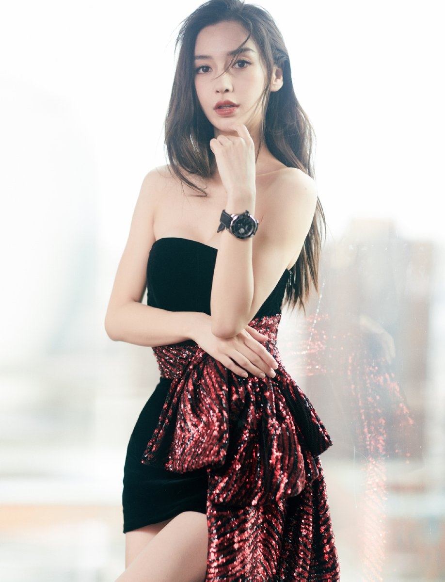 AngelaBaby lại gây bão khi bế con trai Bọt Biển Nhỏ đi chơi