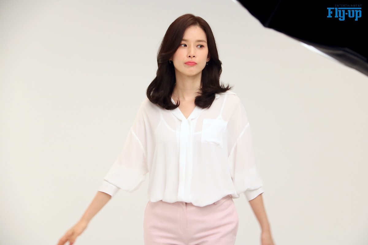 Lee Bo Young tung bộ ảnh mới sau 3 tháng sinh con thứ hai