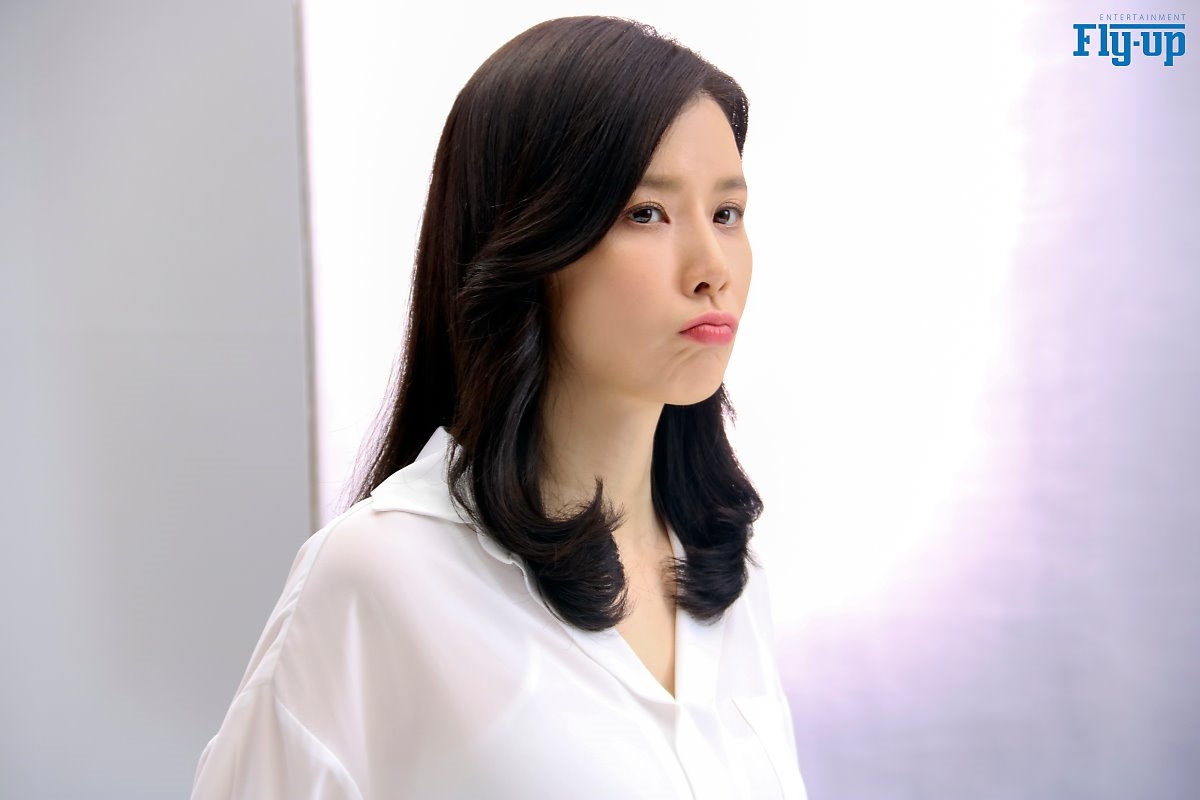 Lee Bo Young tung bộ ảnh mới sau 3 tháng sinh con thứ hai