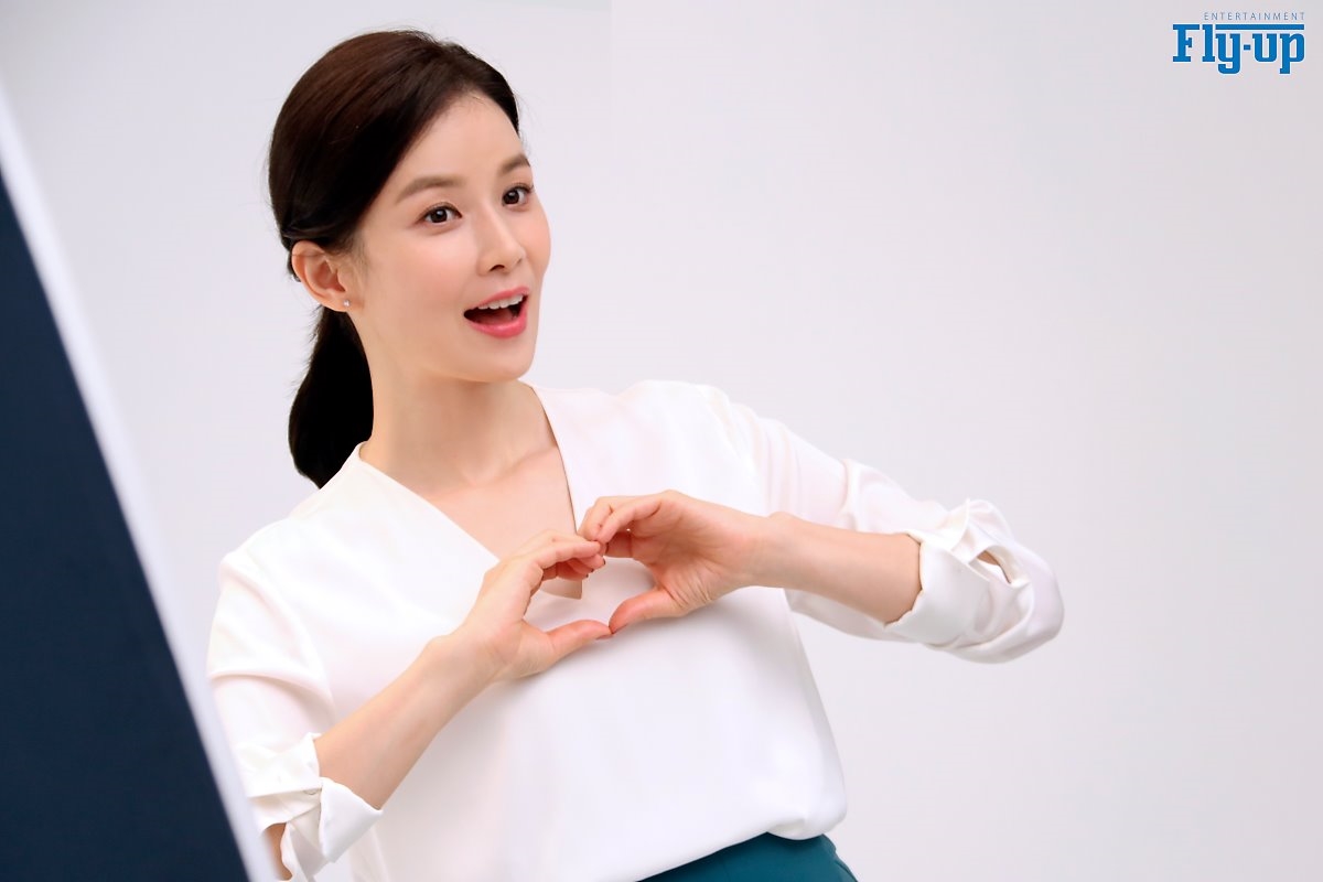 Lee Bo Young tung bộ ảnh mới sau 3 tháng sinh con thứ hai