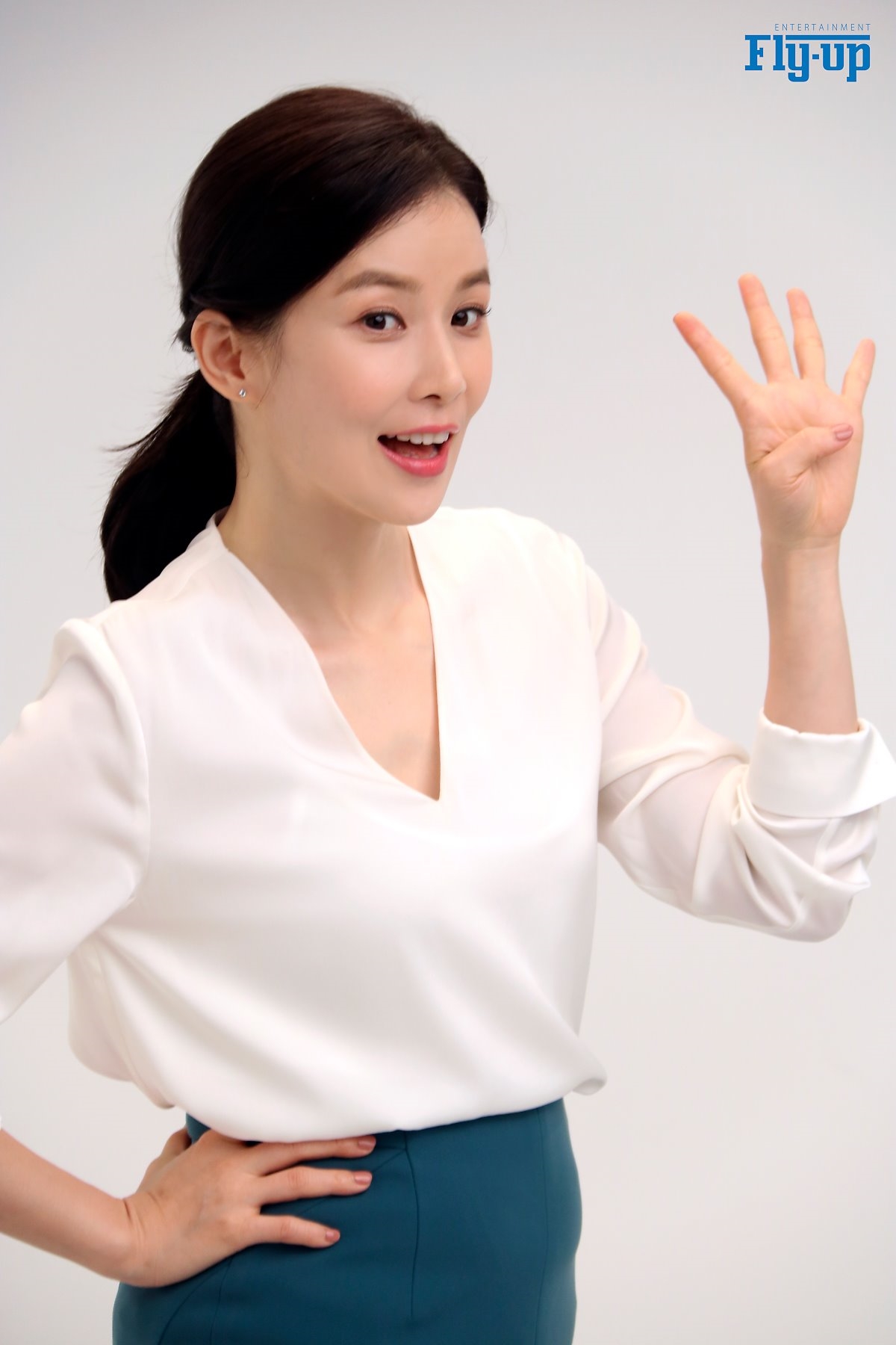 Lee Bo Young tung bộ ảnh mới sau 3 tháng sinh con thứ hai