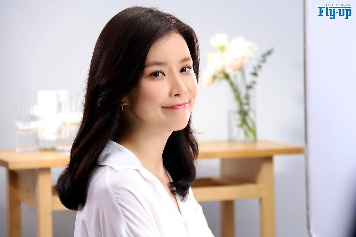 Lee Bo Young tung bộ ảnh mới sau 3 tháng sinh con thứ hai