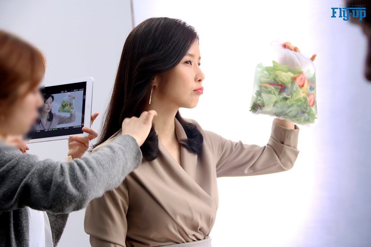 Lee Bo Young tung bộ ảnh mới sau 3 tháng sinh con thứ hai