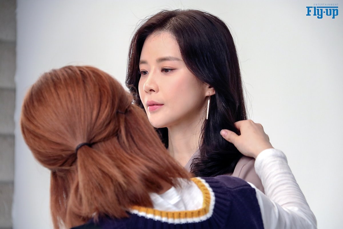 Lee Bo Young tung bộ ảnh mới sau 3 tháng sinh con thứ hai