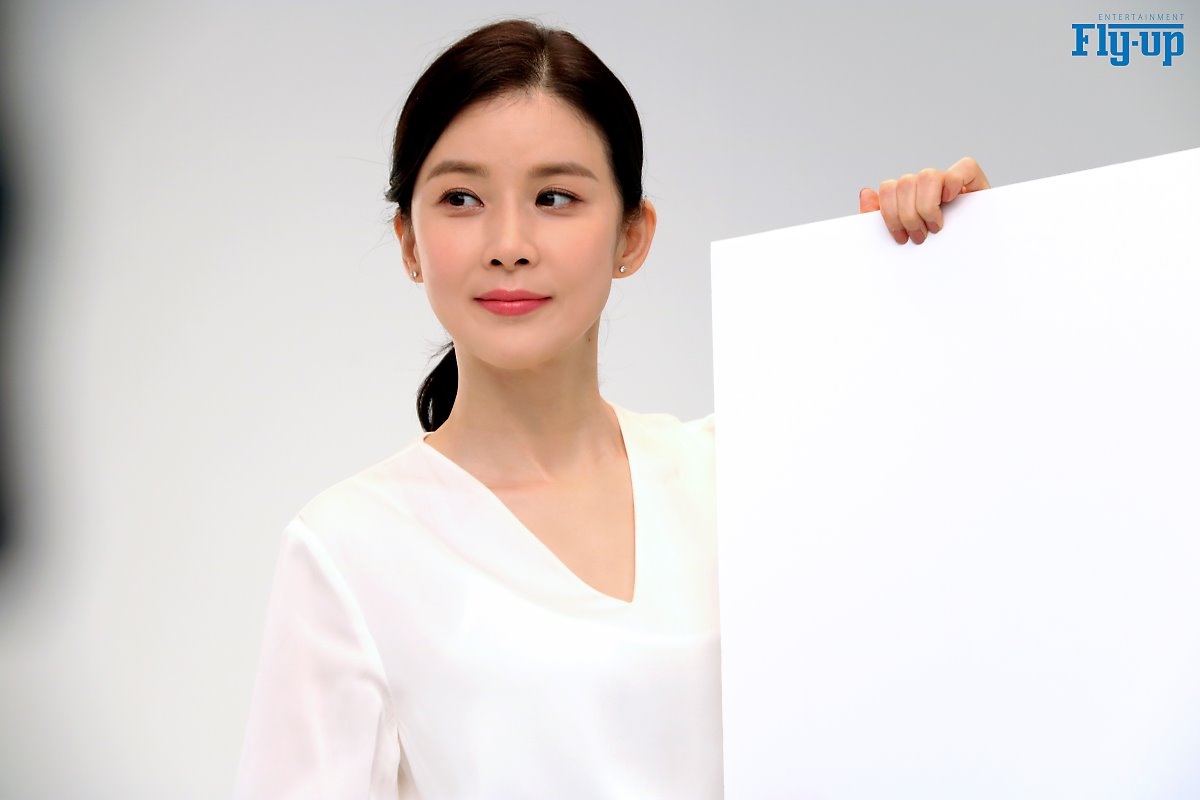 Lee Bo Young tung bộ ảnh mới sau 3 tháng sinh con thứ hai