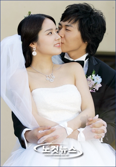 Han Ga In - Yeon Jung Hoon chào đón con trai thứ hai