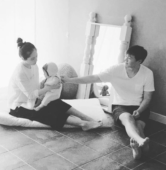 Han Ga In - Yeon Jung Hoon chào đón con trai thứ hai