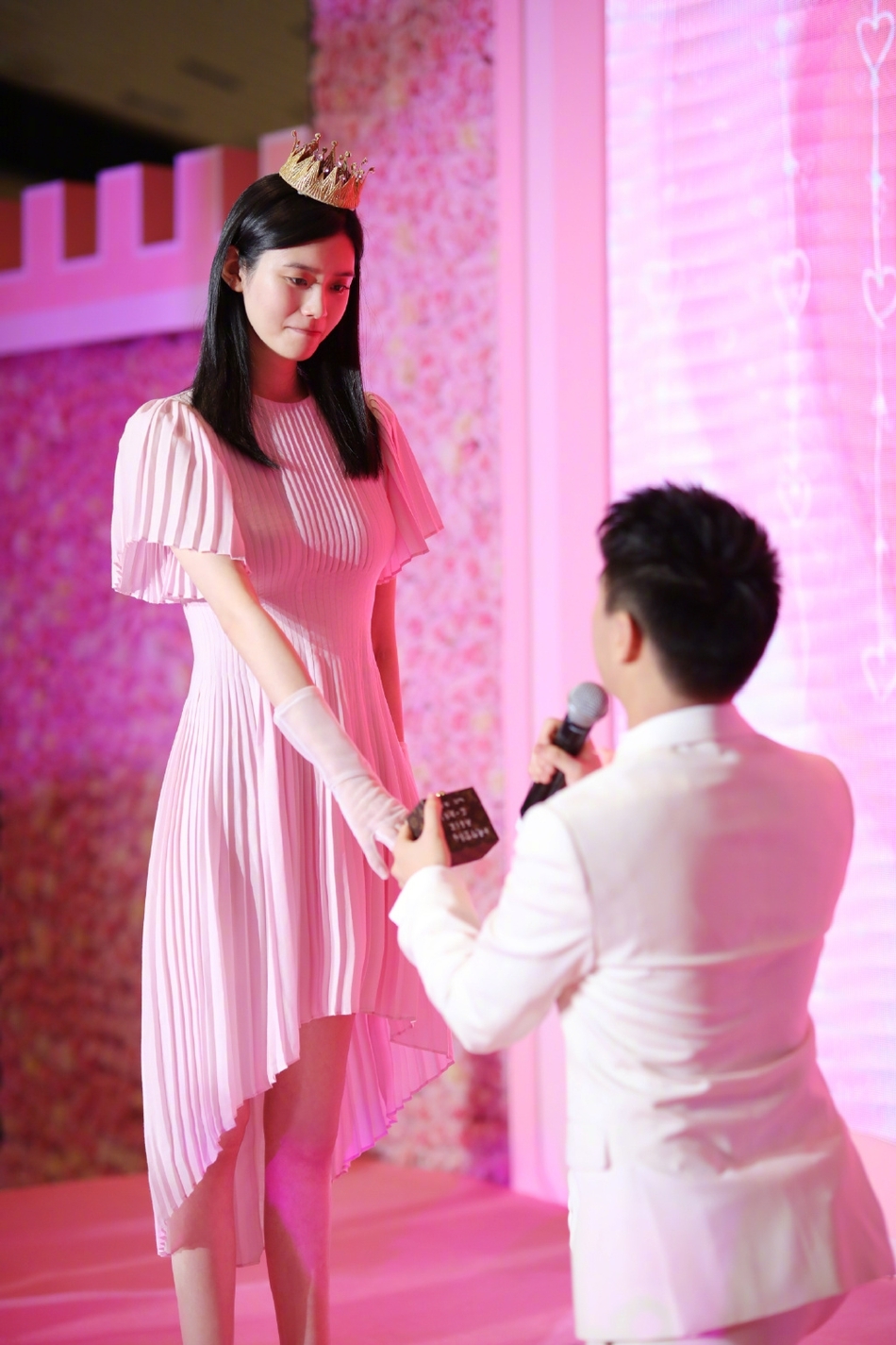 Hề Mộng Dao được con trai ôm trùm sòng bạc Macao cầu hôn