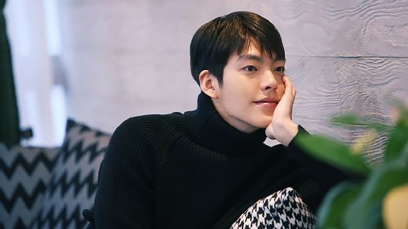 Kim Woo Bin đi chùa cùng Jo In Sung dấy lên tin đồn chuẩn bị quay lại