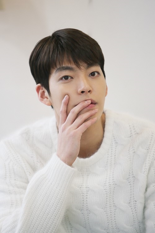 Kim Woo Bin đi chùa cùng Jo In Sung dấy lên tin đồn chuẩn bị quay lại