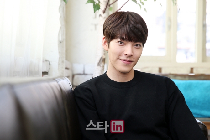 Kim Woo Bin đi chùa cùng Jo In Sung dấy lên tin đồn chuẩn bị quay lại