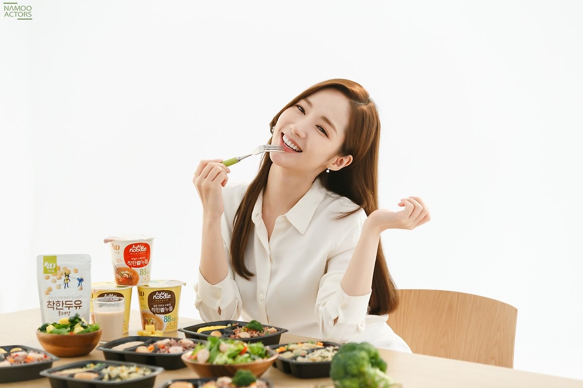 Park Min Young tung bộ ảnh hậu trường quảng cáo tràn đầy năng lượng