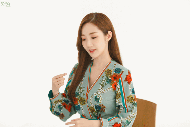 Park Min Young tung bộ ảnh hậu trường quảng cáo tràn đầy năng lượng