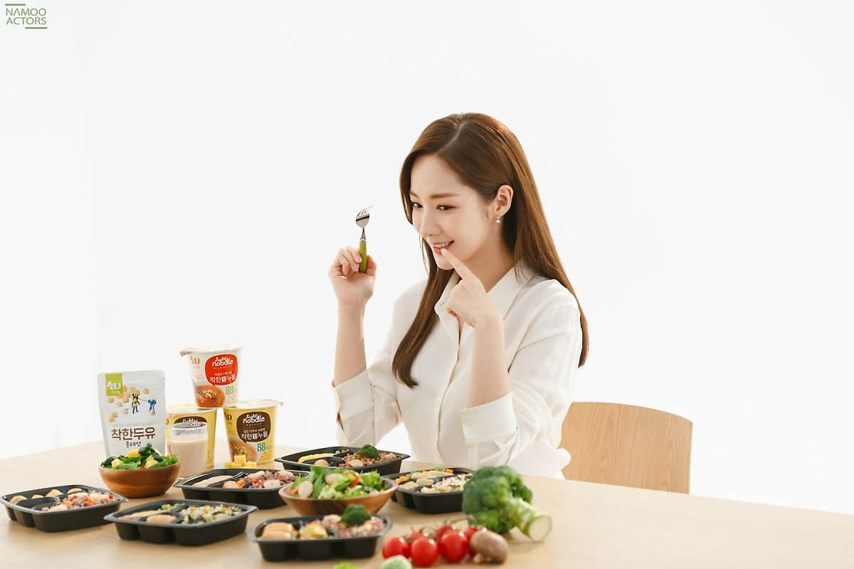 Park Min Young tung bộ ảnh hậu trường quảng cáo tràn đầy năng lượng