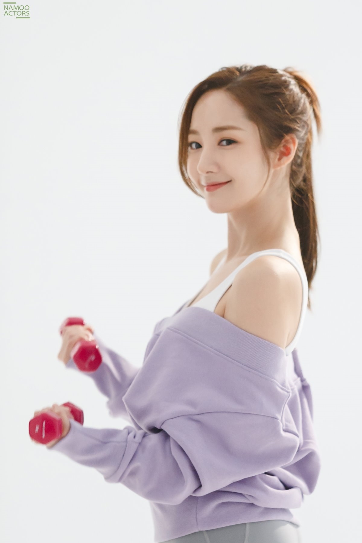 Park Min Young tung bộ ảnh hậu trường quảng cáo tràn đầy năng lượng