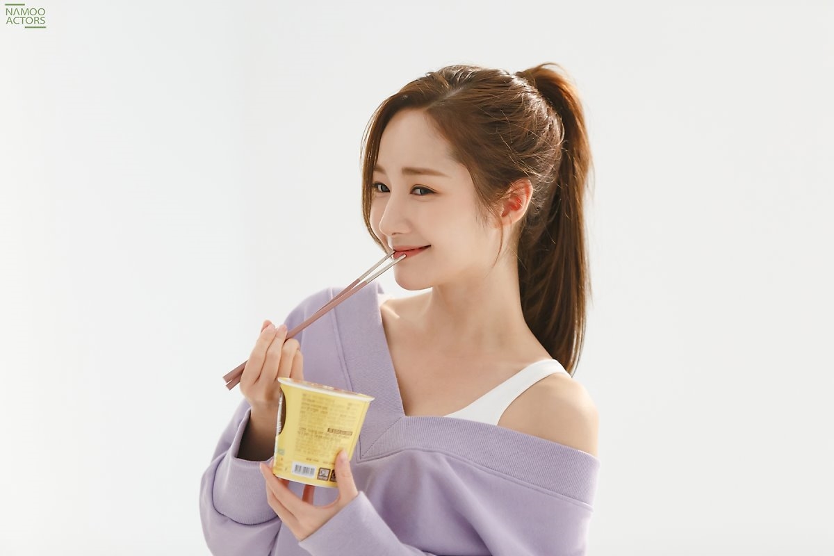Park Min Young tung bộ ảnh hậu trường quảng cáo tràn đầy năng lượng