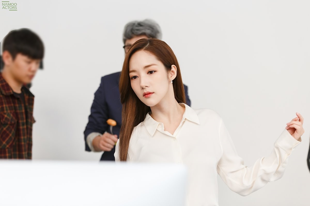 Park Min Young tung bộ ảnh hậu trường quảng cáo tràn đầy năng lượng