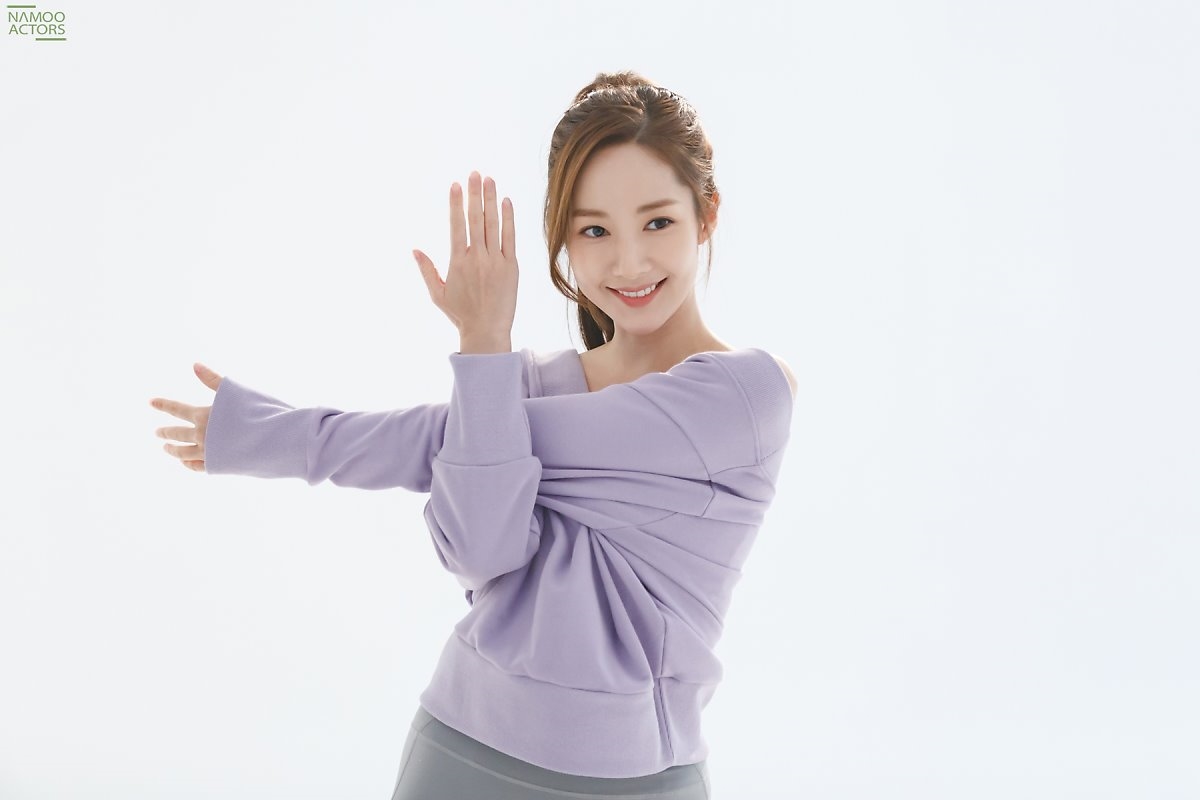 Park Min Young tung bộ ảnh hậu trường quảng cáo tràn đầy năng lượng
